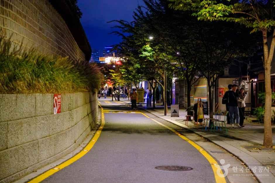 Euljiro backstreet night scene in Seoul